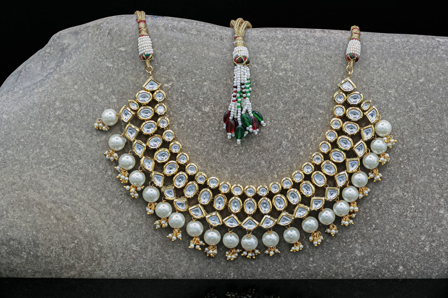 Kundan stiliaus paauksuotas kaklo papuošalas su perlais 